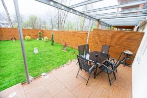 En hage utenfor AusZeit Steiraland 1 mit privaten Garten überdachter Terrasse und Parken