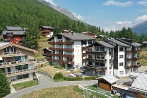 eine Gruppe von Apartmenthäusern in einem Bergdorf in der Unterkunft Mountain Retreat Studio: Idyllische Ferienwohnung in Saas-Fee in Saas-Fee