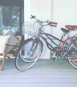 een fiets met een mand op een veranda bij Vibes At Five Noosa in Noosaville