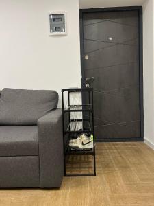 uma sala de estar com um sofá e uma porta em Modern apartament em Mukachevo