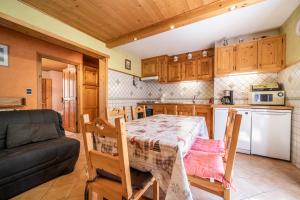 una cucina con tavolo e divano in una camera di Apt Chénives 2 - Morzine a Morzine