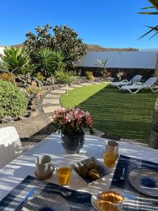 uma mesa com um prato de comida em Tender Suite em Corralejo