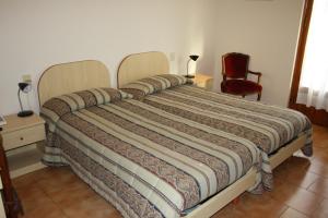 A bed or beds in a room at Hotel Bodoni