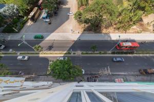 vista sul tetto di una strada cittadina con auto sulla strada di NAMI HOTEL Nha Trang a Nha Trang