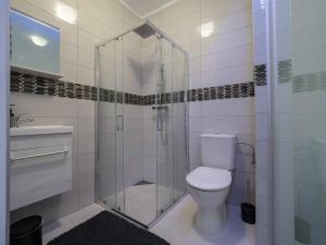 Vannituba majutusasutuses EXECUTIVE DOUBLE ROOM WITH EN-SUITE in GUEST HOUSE RUE TREVIRES R3