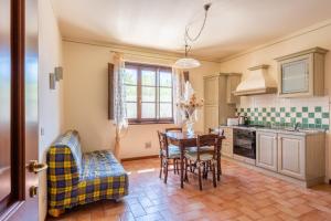 cocina con mesa de comedor y sillas en Casolare dei Fiori - Mughetto, en Montecarlo