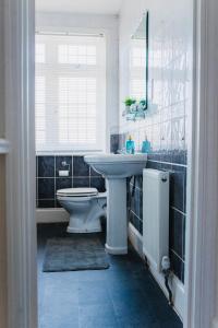 La salle de bains est pourvue d'un lavabo, de toilettes et d'une fenêtre. dans l'établissement Cedar Retreat, à Southampton