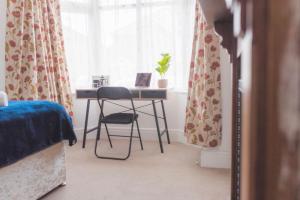 - une chambre avec un bureau, un ordinateur portable et une chaise dans l'établissement Cedar Retreat, à Southampton