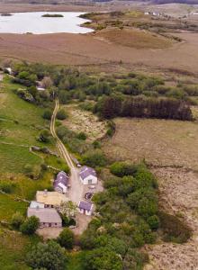 widok z góry na dom i drogę w polu w obiekcie Cnoc Suain w Galway