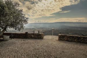 vistas a las montañas desde la cima de una colina en AL Miradouro do Outeiro, en Guarda