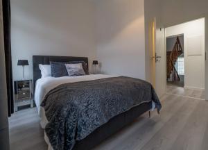 Voodi või voodid majutusasutuse EXECUTIVE DOUBLE ROOM WITH EN-SUITE in GUEST HOUSE RUE TREVIRES R3 toas