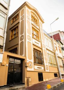 伊斯坦布尔COSA Zeyrek- Home at the heart of Istanbul的街道上一座黄色建筑,窗户