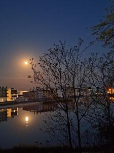 vista sul fiume di notte con un lampione di Emmaia Sunrise Luxury Appartment a Eforie Nord