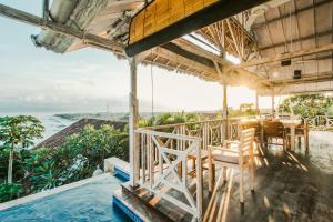 uma varanda de um restaurante com vista para o oceano em Villa Lanie Lembongan em Nusa Lembongan