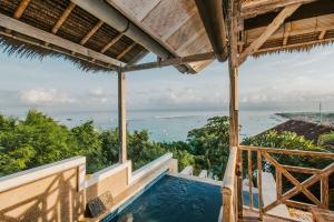 uma vista para uma piscina a partir de uma casa em Villa Lanie Lembongan em Nusa Lembongan