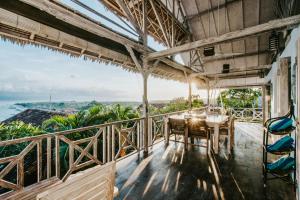 uma varanda de uma casa com uma mesa e cadeiras em Villa Lanie Lembongan em Nusa Lembongan