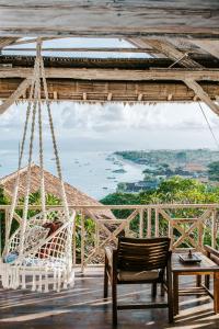 uma rede de descanso num deque com vista para o oceano em Villa Lanie Lembongan em Nusa Lembongan