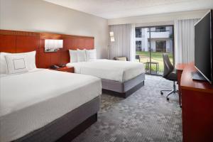 Courtyard by Marriott Atlanta Airport South/Sullivan Road tesisinde bir odada yatak veya yataklar