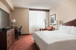 een hotelkamer met een bed, een bureau en een televisie bij Chicago Marriott Northwest in Hoffman Estates