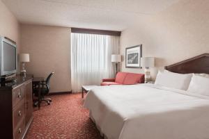 een hotelkamer met een groot bed en een televisie bij Chicago Marriott Northwest in Hoffman Estates