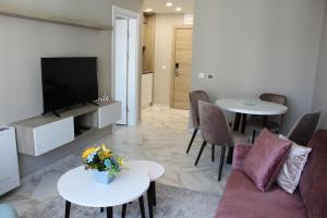 Inter Holiday Apartments tesisinde bir televizyon ve/veya eğlence merkezi