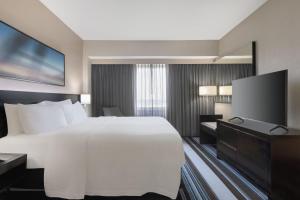 Krevet ili kreveti u jedinici u objektu Courtyard by Marriott New York JFK Airport