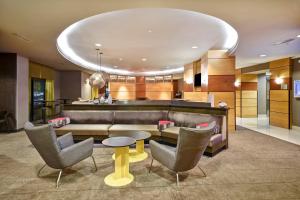 una hall con divano, sedie e tavolo di SpringHill Suites Louisville Airport a Louisville