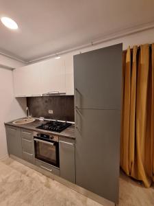 una cucina con frigorifero in acciaio inossidabile e piano cottura di Emmaia Sunrise Luxury Appartment a Eforie Nord