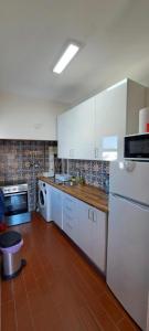 Una cocina o cocineta en Seaview Apartment 100m from beach