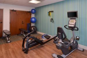 una palestra con 2 cyclette e un tapis roulant di Holiday Inn Express Hotel & Suites Indianapolis Dtn-Conv Ctr, an IHG Hotel a Indianapolis