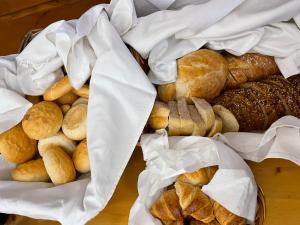 uma cesta cheia com muitos tipos diferentes de pão em Sommer Panzió em Balatonföldvár