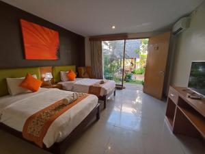 Giường trong phòng chung tại Abian Harmony Hotel