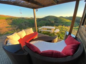 Un balcón con sillas y una mesa con vistas. en Portugals Infinity - Fantástica casa de campo com vista de mar em Tavira, en Tavira