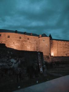 Galerija fotografija objekta Appartement vue sur château-fort 3 étoiles u gradu 'Sedan'