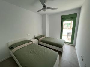 Tempat tidur dalam kamar di Magnífico apartamento nuevo en 1ª línea de playa