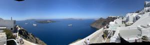 uitzicht op een waterlichaam tussen gebouwen bij Barocco Bello Villa in Fira