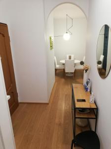 uma sala de estar com uma mesa e um espelho em Suite 51 Appartamento con terrazzo a 50 mt dal lago - Private Parking em Arona