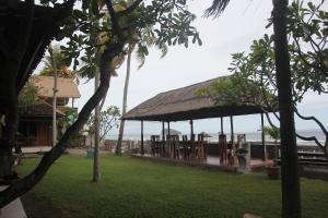 - un pavillon avec vue sur la plage et l'océan dans l'établissement Temple Cafe & Cottages, à Candidasa