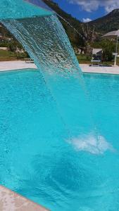 une fontaine dans la piscine dans l'établissement Il Sentiero di Leano, à Terracine