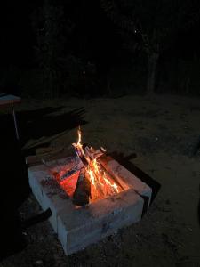 un foyer extérieur dans la saleté la nuit dans l'établissement FernHills Homestay, à Madikeri