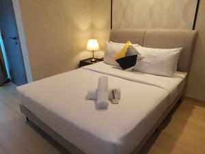 um quarto de hotel com uma cama com duas velas em EATON RESIDENCE AT KLCC em Kuala Lumpur