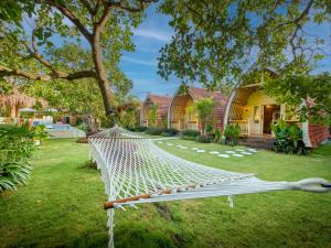 een hangmat in de tuin van een huis bij Uluwatu Desa in Uluwatu