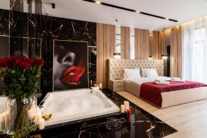 Un pat sau paturi într-o cameră la ARISTO Jacuzzi Hotel