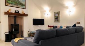 A television and/or entertainment centre at Stunning Westport Cottage - Sleeps 6