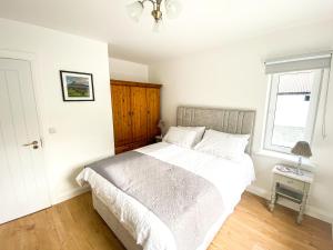 A bed or beds in a room at Stunning Westport Cottage - Sleeps 6