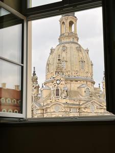 een raam met uitzicht op een gebouw bij Luxury Home / 3-Raum-Suite an der Frauenkirche / 4 in Dresden