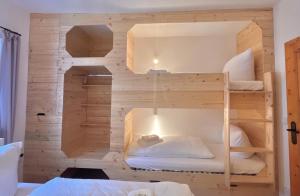 Cama ou camas em um quarto em Alpen Lodge in Osterhofen - Berge, Ruhe & Natur