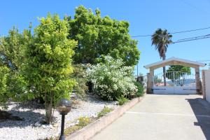 un giardino con cancello e alberi e un parchimetro di Quinta de São Marcos a Fundão