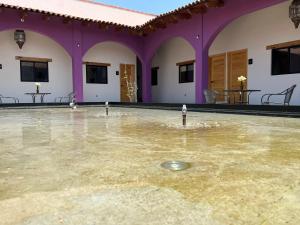 Piscina a Hostal de la Montaña o a prop