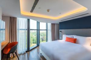 1 dormitorio con cama grande y ventana grande en Holiday Inn Express Xi'an Ancient Town West, an IHG Hotel, en Xi'an